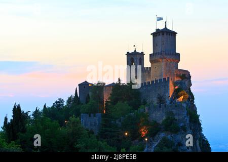 L'undicesimo secolo la fortezza di Guaita sul Monte Titano a San Marino Foto Stock