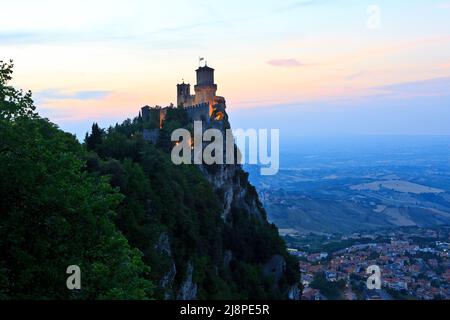 L'undicesimo secolo la fortezza di Guaita sul Monte Titano a San Marino Foto Stock