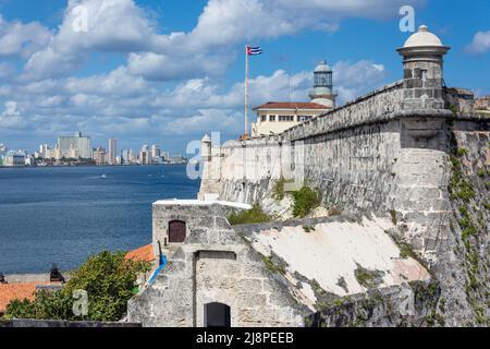 L'Avana Vecchia da Fortaleza de San Carlos de la Cabaña (Forte di San Carlo), l'Avana Vecchia, l'Avana, la Habana, Repubblica di Cuba Foto Stock