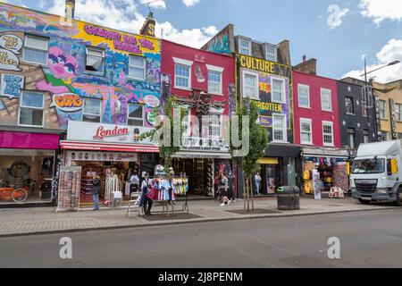 Una fila di negozi colorati sparsi lungo Camden High Street. Questa zona alla moda ospita molte piccole aziende e rivenditori indipendenti. Foto Stock