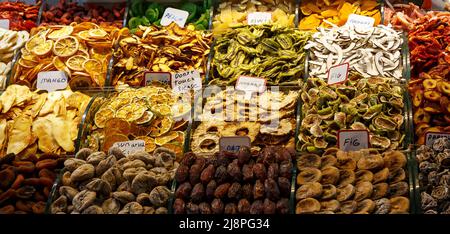 Bancone con vari frutti secchi sul mercato Foto Stock