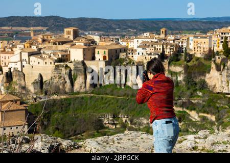 Donna turistica con macchina fotografica, Cuenca, Spagna Foto Stock