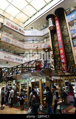 Luohu città commerciale di un importante complesso del centro commerciale di Shenzhen in Cina appena oltre il confine da Hong Kong Foto Stock