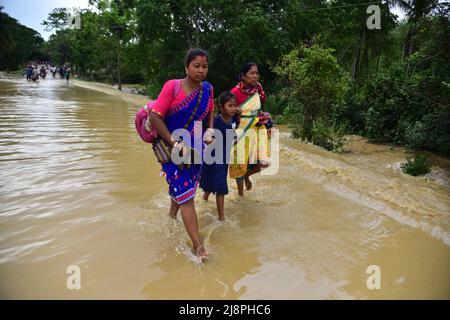 Nagaon. 17th maggio 2022. Gli abitanti del villaggio si sguazzano attraverso l'acqua di alluvione dopo un pesante deflusso nella zona di Kampur nel distretto di Nagaon dello stato nord-orientale dell'India di Assam, 17 maggio 2022. Credit: Str/Xinhua/Alamy Live News Foto Stock