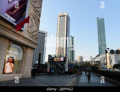 I moderni grattacieli dominano lo skyline di Xinjiang ekou nel centro di Nanjing, Cina. Foto Stock