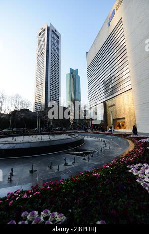 I moderni grattacieli dominano lo skyline di Xinjiang ekou nel centro di Nanjing, Cina. Foto Stock