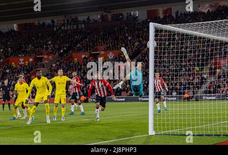 Southampton. 18th maggio 2022. Alex McCarthy (Top), portiere di Southampton, è stato battuto dal 17 maggio 2022 in quanto Liverpool segna il secondo goal vincente durante la partita della Premier League inglese tra Southampton e Liverpool a Southampton, in Gran Bretagna. Credit: Xinhua/Alamy Live News Foto Stock