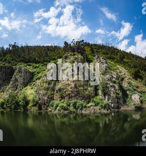 Vista della libreria Mondego, monumento naturale vicino al fiume Mondego a Penacova - Portogallo. Foto Stock