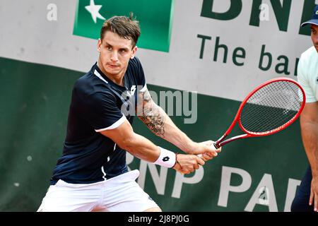 Parigi, Francia. 17th maggio 2022. Camilo Ugo Carabelli dell'Argentina durante l'Open Francese (Roland-Garros) 2022, torneo di tennis Grand Slam il 17 maggio 2022 allo stadio Roland-Garros di Parigi, Francia. Credit: Victor Joly/Alamy Live News Foto Stock