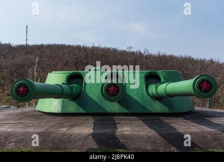 Voroshilov batteria - nave torre pistole sull'isola russa. Foto di alta qualità Foto Stock