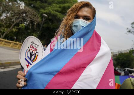 San Salvador, El Salvador. 17th maggio 2022. Una donna transgender guarda avanti nel corso di una dimostrazione per i diritti dei membri della comunità LGBT, compresa una legge sull'identità per le persone transgender. La Giornata internazionale contro l'omofobia, la bifobia e la Transphobia viene commemorata ogni 17 maggio per sensibilizzare l'opinione pubblica sulle violazioni dei diritti dell'LGBT, compresi i crimini di odio e gli omicidi contro la comunità. Credit: SOPA Images Limited/Alamy Live News Foto Stock