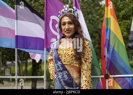 San Salvador, El Salvador. 17th maggio 2022. Una donna transgender guarda avanti nel corso di una dimostrazione per i diritti dei membri della comunità LGBT, compresa una legge sull'identità per le persone transgender. La Giornata internazionale contro l'omofobia, la bifobia e la Transphobia viene commemorata ogni 17 maggio per sensibilizzare l'opinione pubblica sulle violazioni dei diritti dell'LGBT, compresi i crimini di odio e gli omicidi contro la comunità. Credit: SOPA Images Limited/Alamy Live News Foto Stock