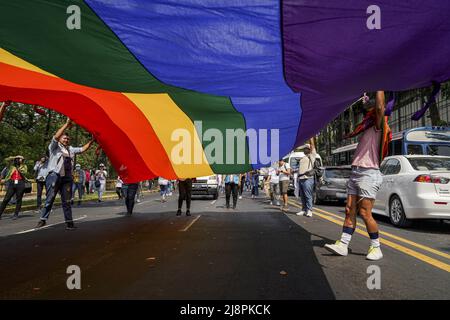 San Salvador, El Salvador. 17th maggio 2022. I manifestanti hanno una bandiera d'orgoglio durante una dimostrazione per i diritti dei membri della comunità LGBT, inclusa una legge sull'identità per le persone transgender. La Giornata internazionale contro l'omofobia, la bifobia e la Transphobia viene commemorata ogni 17 maggio per sensibilizzare l'opinione pubblica sulle violazioni dei diritti dell'LGBT, compresi i crimini di odio e gli omicidi contro la comunità. Credit: SOPA Images Limited/Alamy Live News Foto Stock