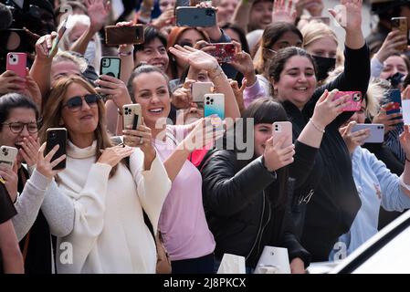 Fairfax, Stati Uniti d'America. 05th maggio 2022. I tifosi di Johnny Depp gli ondano mentre arriva al tribunale della contea di Fairfax, in, per la ripresa del loro processo civile con Amber Heard, Giovedi, 5 maggio 2022. Depp ha portato una causa di diffamazione contro la sua ex moglie, l'attrice Amber sentito, dopo che ha scritto un op-ed nel Washington Post nel 2018 che, senza nominare Depp, lo ha accusato di abuso domestico.Credit: Cliff Owen/CNP/Sipa USA (RESTRIZIONE: NO New York o New Jersey Quotidiani o giornali entro un raggio di 75 miglia da New York) credito: Sipa USA / Alamy Live News Foto Stock