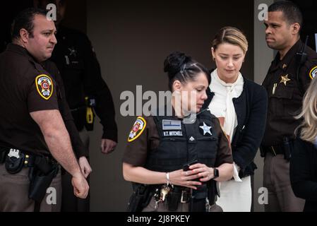 Fairfax, Stati Uniti d'America. 05th maggio 2022. Amber Heard parte dal tribunale della contea di Fairfax, a Fairfax, alla fine di un'altra giornata nel suo processo civile con Johnny Depp, giovedì 5 maggio 2022. Depp ha portato una causa di diffamazione contro la sua ex moglie, l'attrice Amber sentito, dopo che ha scritto un op-ed nel Washington Post nel 2018 che, senza nominare Depp, lo ha accusato di abuso domestico.Credit: Cliff Owen/CNP/Sipa USA (RESTRIZIONE: NO New York o New Jersey Quotidiani o giornali entro un raggio di 75 miglia da New York) credito: Sipa USA / Alamy Live News Foto Stock