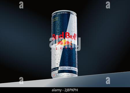 Tallinn, Estonia Maggio, 2022: Lattone di alluminio di Red Bull Energy drink Modern background.Red Bull è la bevanda energetica più popolare Foto Stock