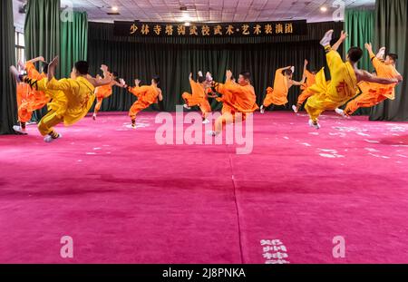 Gli apprendisti del famoso Tempio Shaolin a Dengfeng, Henan, Cina, svolgono le loro arti marziali e le loro abilità acrobatiche così come il loro chi. Foto Stock