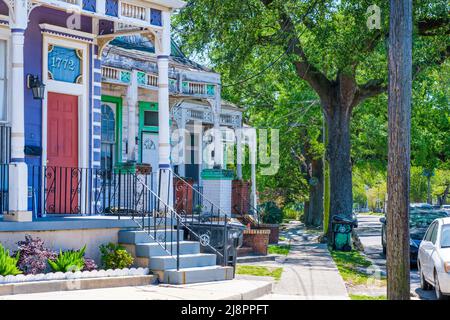 NEW ORLEANS, LA, Stati Uniti d'America - 9 APRILE 2022: Colorate e storiche case di fucili a canna di fucile su Gentilly Boulevard alberato Foto Stock