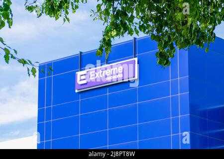 Logo Extreme Networks sfocato presso la sede centrale di Silicon Valley. Extreme Networks produce apparecchiature per infrastrutture di rete cablate e wireless Foto Stock