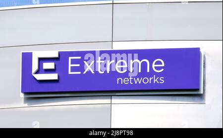 Logo Extreme Networks presso la sede centrale di Silicon Valley. Extreme Networks produce apparecchiature e dispositivi per infrastrutture di rete cablate e wireless Foto Stock