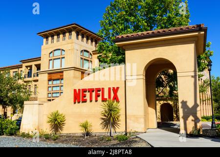 Il logo Netflix si trova all'ingresso principale della sede centrale di Netflix nella Silicon Valley - Los Gatos, California, USA - 2022 Foto Stock