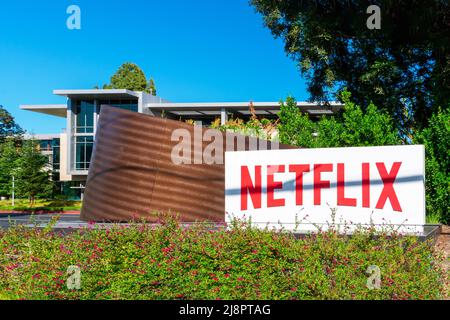 Logo Netflix, cartello all'ingresso della sede centrale di Netflix nella Silicon Valley. - Los Gatos, California, Stati Uniti d'America - 2022 Foto Stock