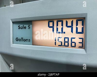 Prezzi elevati del gas. Primo piano pompa che visualizza 90 dollari pagato per un serbatoio di gas. Il prezzo medio di un gallone di benzina normale negli Stati Uniti ro Foto Stock