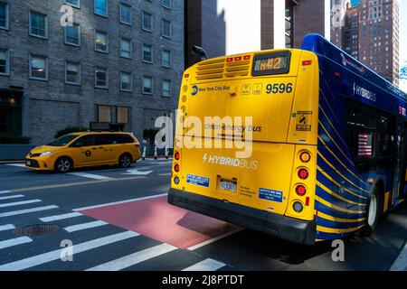 Vista laterale posteriore dell'autobus della Metropolitan Transportation Authority di New York City. Bus ibrido energia pulita - New York, USA - 2022 Foto Stock