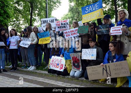 I manifestanti tengono cartelli durante il rally Save Mariupol nel Parco Mariinskyi, di fronte all'Ambasciata della Repubblica popolare Cinese, mentre invitano le autorità cinesi a contribuire al salvataggio dell'esercito ucraino bloccato presso l'impianto siderurgico Azovstal di Mariupol, Kiev, capitale dell'Ucraina, 17 maggio 2022. Foto di Kaniuka Ruslan/Ukrinform/ABACAPRESS.COM Foto Stock