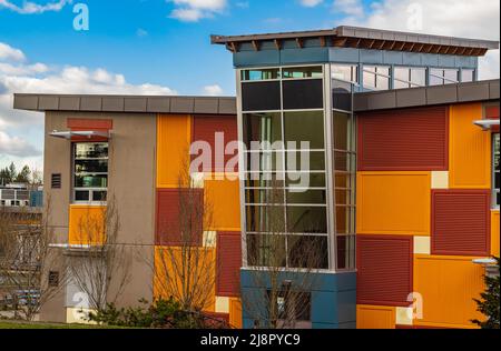 Facciate multicolore della scuola con cornici per finestre. Esterno moderno di un colorato edificio di uffici Foto Stock