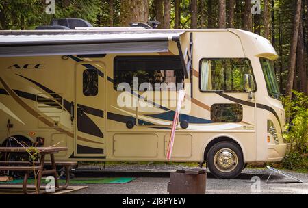 Campeggio in un rimorchio, rv campin foresta, nessuno. Foto di viaggio, fuoco selettivo-Aprile 27,2022-Rolley Lake Provincial Park vicino alla città di Mission in BC Foto Stock