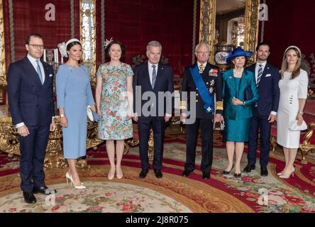 Stoccolma, Svezia. 17th maggio 2022. Il Principe Daniele di Svezia, la Principessa Vittoria di Svezia, la First Lady di Finlandia Jenni Haukio, il Presidente della Finlandia Sauli Niinisto, il Re di Svezia Carl XVI Gustaf, la Regina di Svezia Silvia, il Principe di Svezia Carl Philip e la Principessa di Svezia Sofia si esibiscono per una foto al Castello reale di Stoccolma, Svezia, il 17 maggio 2022. Il presidente finlandese e sua moglie sono in visita di Stato in Svezia per due giorni. Photo by Robert Eklund/Stella Pictures/ABACAPRESS.COM Credit: Abaca Press/Alamy Live News Foto Stock