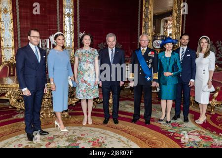 Stoccolma, Svezia. 17th maggio 2022. Il Principe Daniele di Svezia, la Principessa Vittoria di Svezia, la First Lady di Finlandia Jenni Haukio, il Presidente della Finlandia Sauli Niinisto, il Re di Svezia Carl XVI Gustaf, la Regina di Svezia Silvia, il Principe di Svezia Carl Philip e la Principessa di Svezia Sofia si esibiscono per una foto al Castello reale di Stoccolma, Svezia, il 17 maggio 2022. Il presidente finlandese e sua moglie sono in visita di Stato in Svezia per due giorni. Photo by Robert Eklund/Stella Pictures/ABACAPRESS.COM Credit: Abaca Press/Alamy Live News Foto Stock