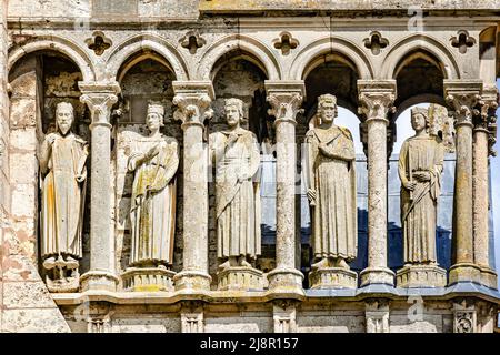 Chartres, Francia - 19 aprile 2013: Statue al portale sud della Cattedrale di Chartres - uno dei migliori esempi di architettura gotica francese, co Foto Stock