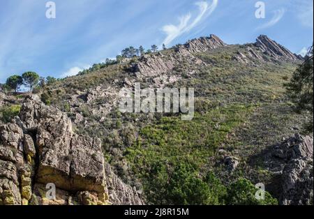 Villuercas geopark paesaggi, Caceres, Extremadura, Spagna. Magnifica vista delle creste rocciose Foto Stock