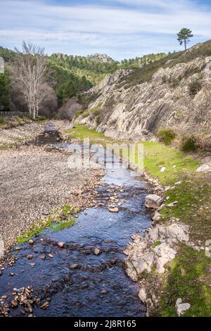 Fiume Ruecas che scorre attraverso i paesaggi geopark Villuercas, Caceres, Extremadura, Spagna Foto Stock