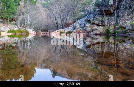 Fiume Ruecas che scorre attraverso i paesaggi geopark Villuercas, Caceres, Extremadura, Spagna Foto Stock