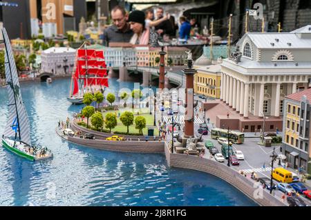 San Pietroburgo, Russia - 9 dicembre 2019: Mostra del layout Grand maket Russia. Le colonne rostrali della freccia Vasilyevskaya sono uno dei hi Foto Stock