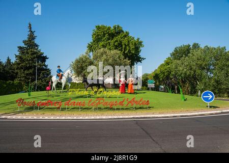 Rotonda stradale in Francia con opere d'arte Foto Stock