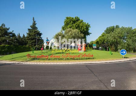 Rotonda stradale in Francia con opere d'arte Foto Stock