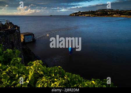 Clevedon Marine Lake, Regno Unito. 17th maggio 2022. Un fotografo che fotografa il lago marino mentre la marea crescente trabocca le pareti del mare durante l'alta marea in Somerset Credit: steven Paston/Alamy Live News Foto Stock