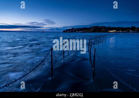 Clevedon Marine Lake, Regno Unito. 17th maggio 2022. La vista della marea crescente trabocca il muro del mare durante l'alta marea in Somerset Credit: steven Paston/Alamy Live News Foto Stock