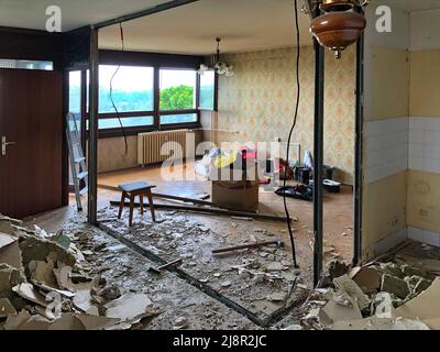 Miglioramento della casa - demolire il muro del partito tra la cucina e il soggiorno Foto Stock