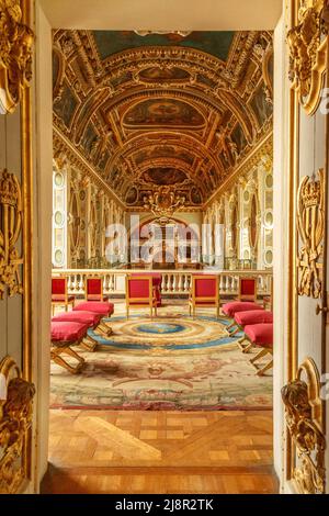 Parigi, Francia, 31 marzo 2017: Cappella della Trinità in Chateau Fontainebleau che ha usato per essere un castello reale in Francia. La camera sopra la cappella. N Foto Stock