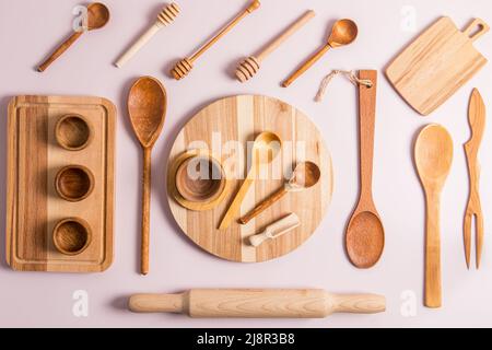 elegante cucina moderna con utensili da cucina ecologici. vista dall'alto. sfondo pastello. concetto senza plastica e rifiuti Foto Stock