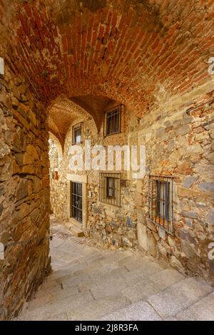 Piccolo vicolo coperto con scale nella città vecchia di Caceres, un sito patrimonio dell'umanità Foto Stock