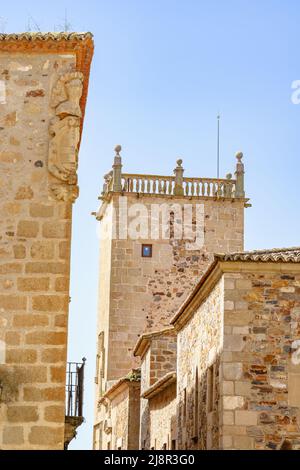 Vista verticale di alcune case storiche in pietra a Cáceres, Spagna Foto Stock