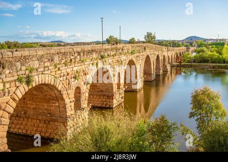 Storico ponte romano sul fiume Guadiana a Merida Foto Stock