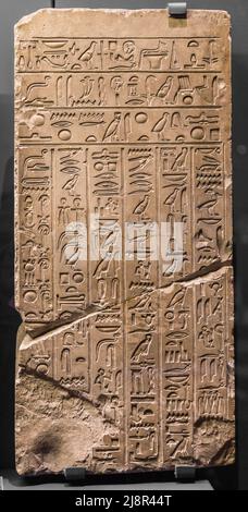 Antico bassorilievo in pietra a Chnum tempio in Egitto Foto Stock