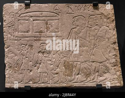 Antico bassorilievo in pietra a Chnum tempio in Egitto Foto Stock